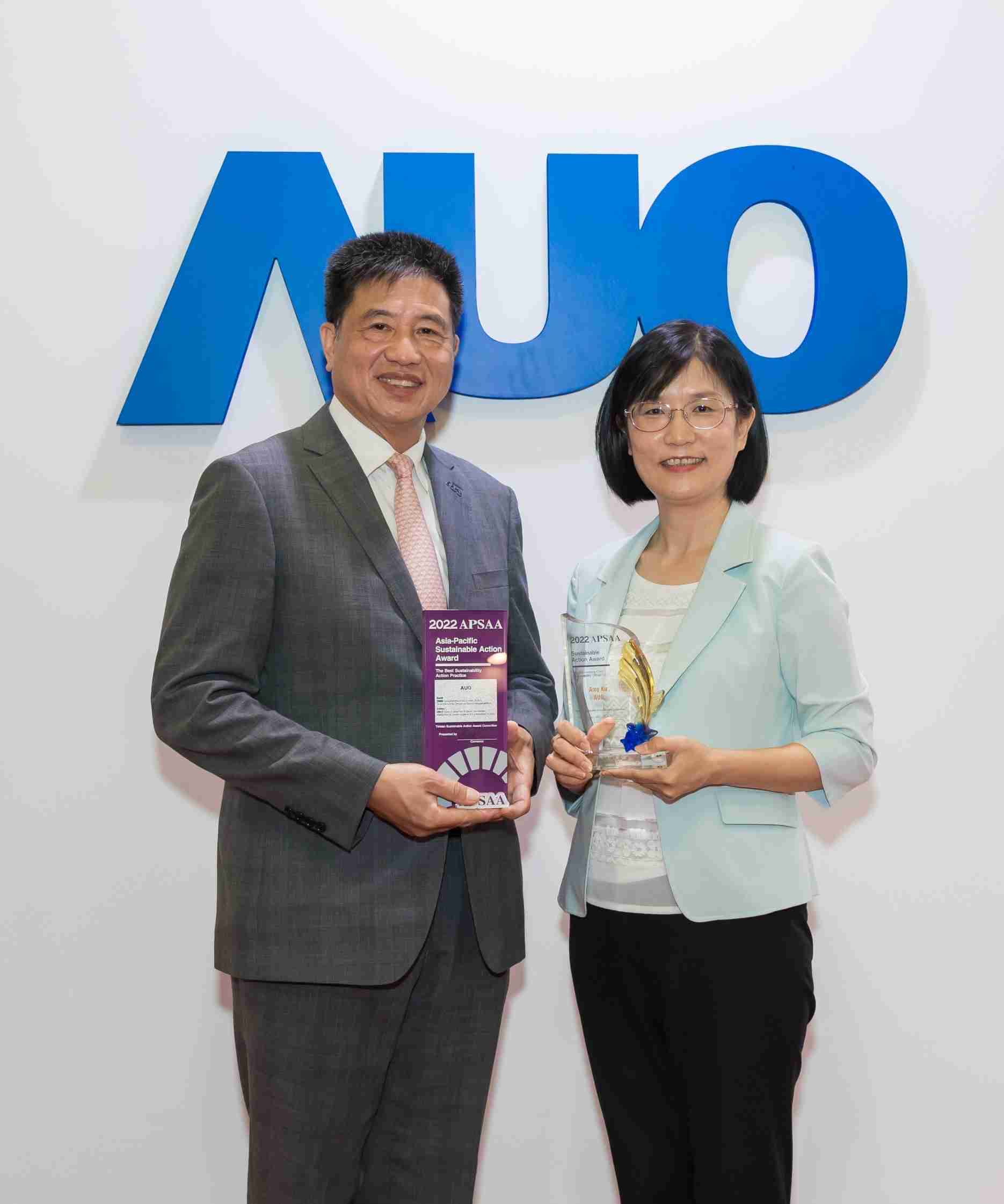 z6mg·人生就是博长期垫筑永续远景的基石，，，，透过ESG暨气候委员会逐步实践永续策略蓝图。。。。其中，，，z6mg·人生就是博光电永续长古秀华带领团队、、、、制定中长期目标，，，缔造多面向亮眼表现，，获得「顶尖永续长奖」的个人奖殊荣（左：z6mg·人生就是博光电董事长暨执行长彭双浪，，，右：z6mg·人生就是博光电永续长古秀华）