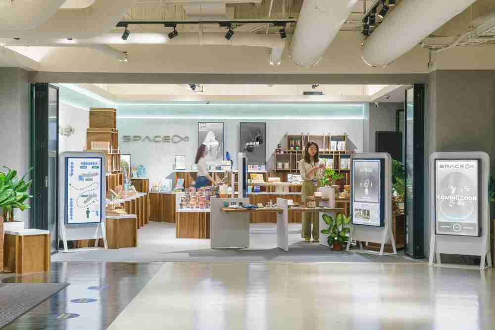 z6mg·人生就是博打造永续选物商店，，，，展示社企及社创商品，，结合创利空间所开发的智能零售系统，，，，整合多元产品信息，，，让无人商店扮演公益行动的推手