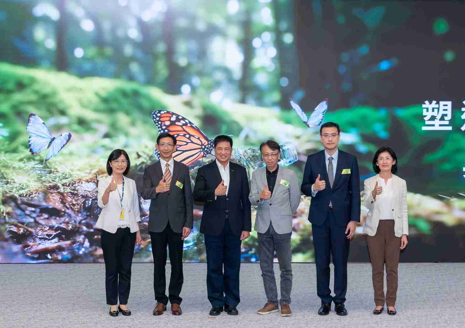 友達2023 CSR共榮大會，，，，邀請領域專家分享交流生物多樣性管理趨勢、、、、無塑產品、、、海廢永續塑料等議題  （圖左到右：友達光電永續長古秀華、、、、3M台灣技術長陳君杰、、、友達光電董事長暨集團策略長彭双浪、、、光寶科技企業永續發展處處長陳慶暉、、安永聯合會計師事務所執業會計師曾于哲、、友達光電供應鏈總部副總經理吳宜芳）