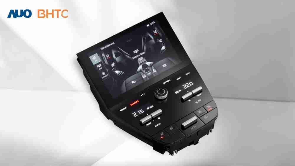 作為友達新生力軍，，，，BHTC所展示的中央與後座鞍部的Display HMI產品，，，，可處理多區恆溫控制、、、顯示畫面，，，呈現仿真3D車室分區；以力傳感技術精準傳遞觸感，，，，並結合音量及震動反饋，，，，防止意外啟動，，，，提供使用者自然流暢、、直觀且輕鬆駕馭的舒適介面
