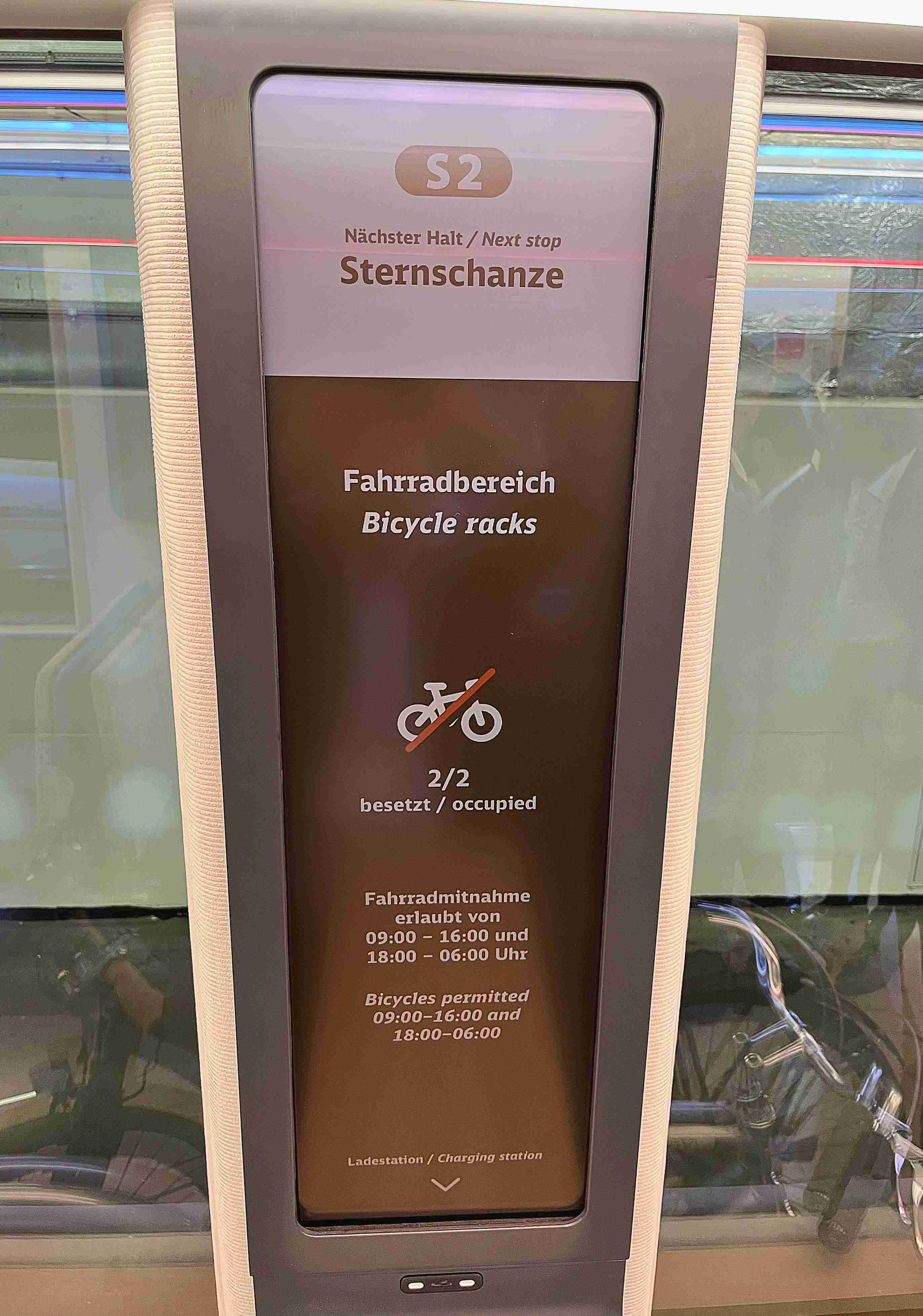 达擎HiRaso显示技术采用胆固醇液晶独特的双稳态特性及反射环境光线的方式，，发挥最佳能源运用效率，，，其仅在更换显示画面时才消耗电力，，在持续静止的画面显示上则为零耗电，，与传统液晶显示技术相比大幅节省90%能耗