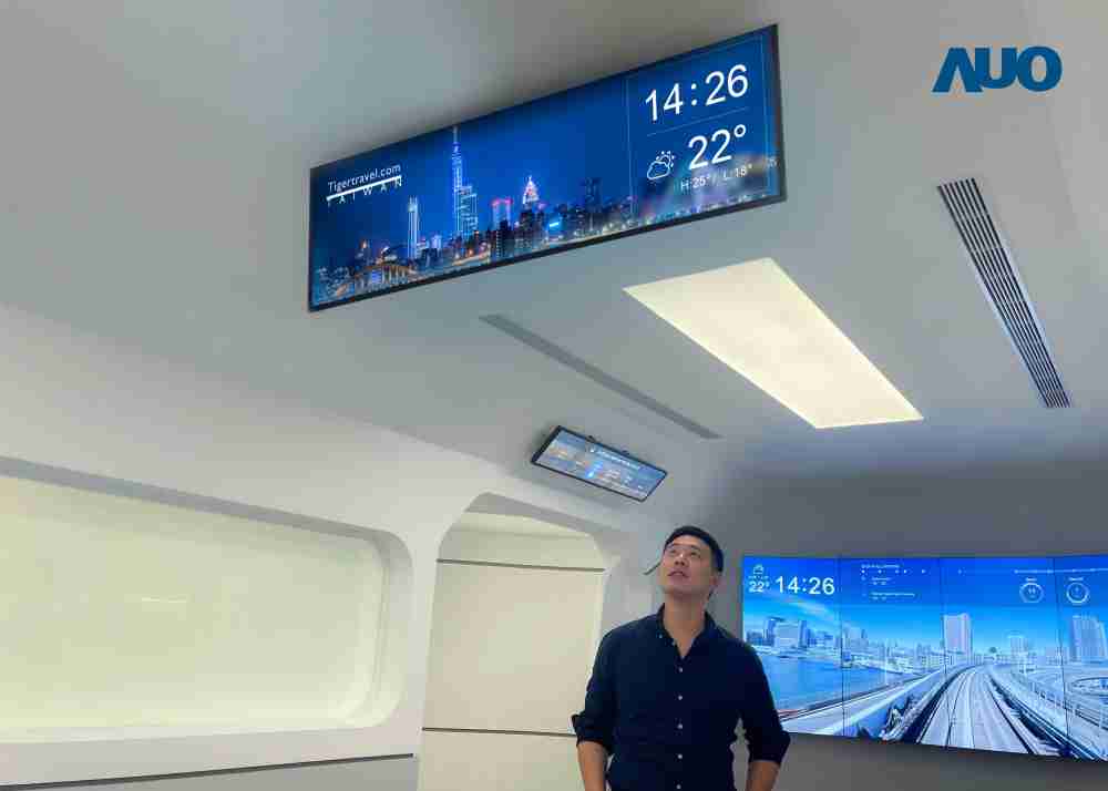 达擎TARTAN “37吋超薄双屏车厢显示器” 采用单一背光设计，，，将双面显示器厚度大幅缩减至12mm，，，支持长条屏 32:9 规格，，，突破传统分辨率限制，，，，提供旅客更清晰实时的乘车信息及广告讯息